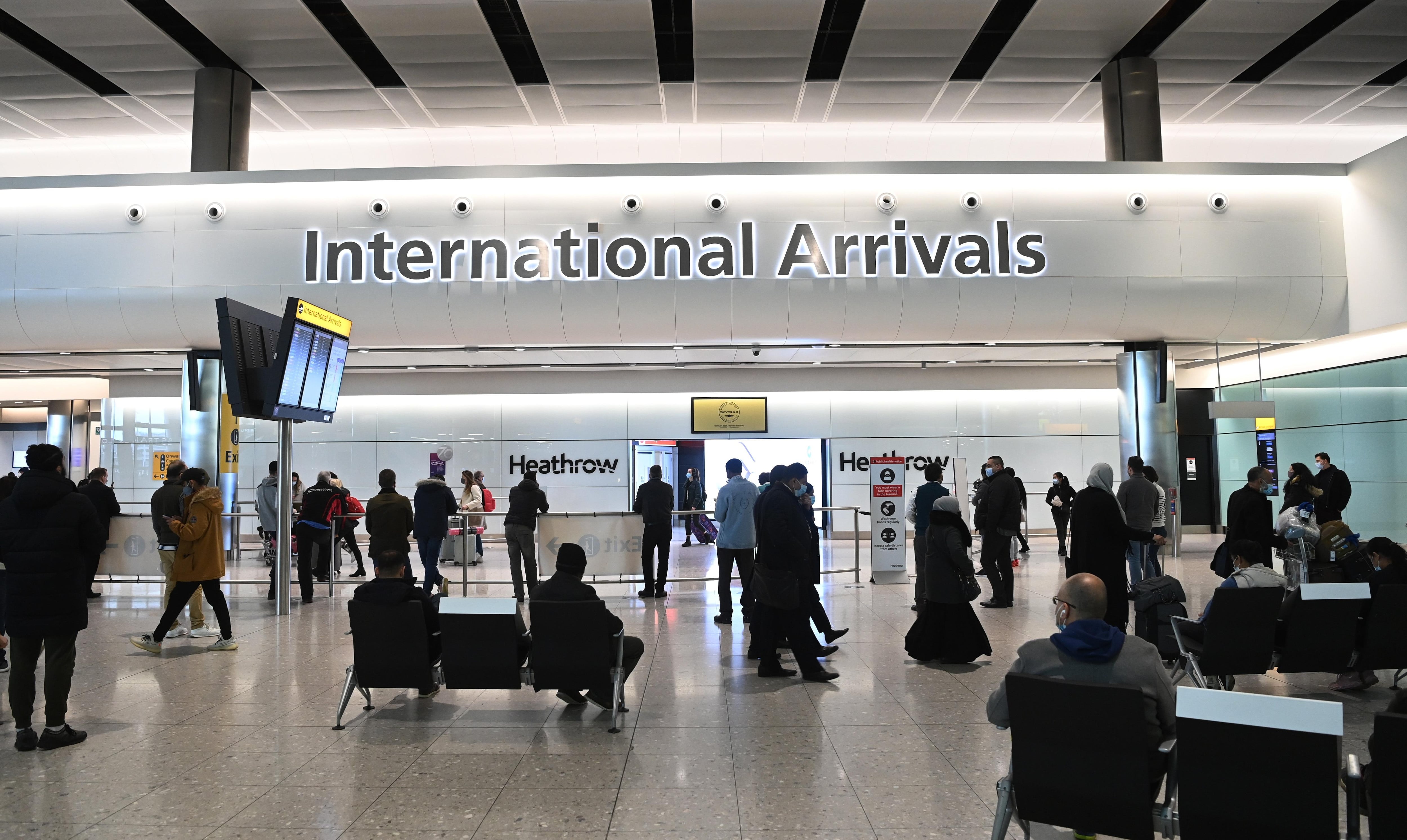 Personas llegando al aeropuerto de Londres (Foto: EFE)
