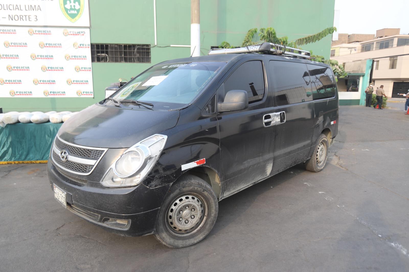 La Minivan donde trasladaban la droga. | Foto: Eduardo Cavero / Trome