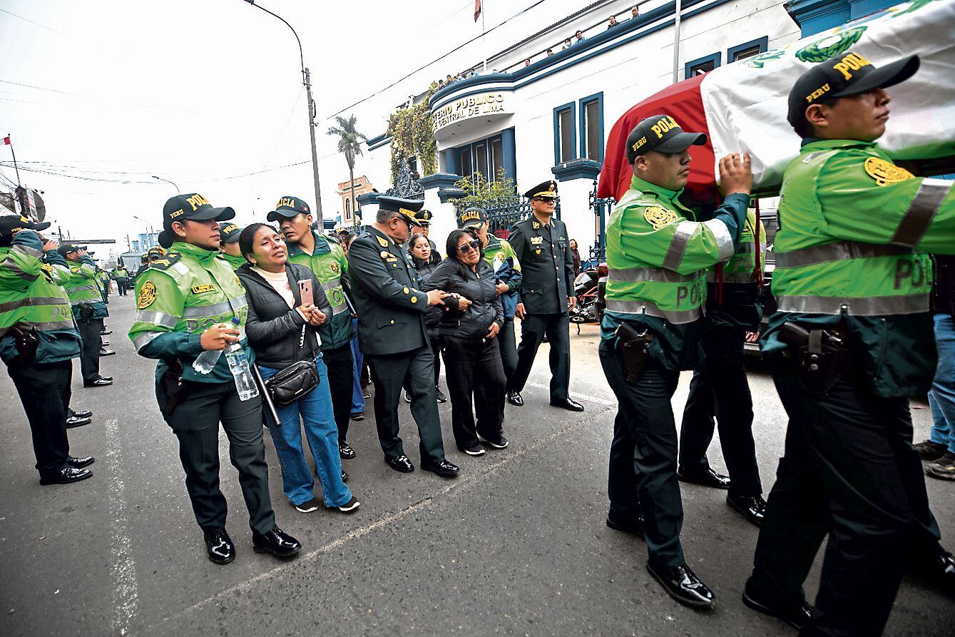 Retiran de la Morgue el cuerpo del suboficial Juan Carlos Diaz, quien falleció el día de ayer producto de una balacera en Ovalo Naranjal, Los Olivos. Foto: Britanie Arroyo/@photo.gec
