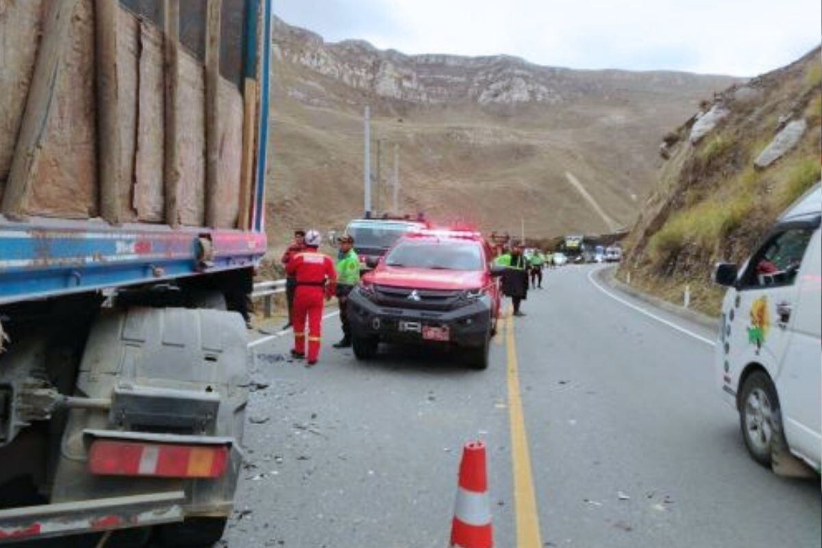 Trailer habría perdido control en curva e impactó contra transporte interporvincial (Foto: @andina)