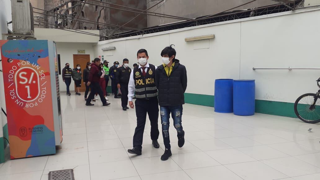 Rateros, se hicieron pasar como clientes, para ingresar a galería y robar costales de ropa. (fotos: Mónica Rochabrum/trome)