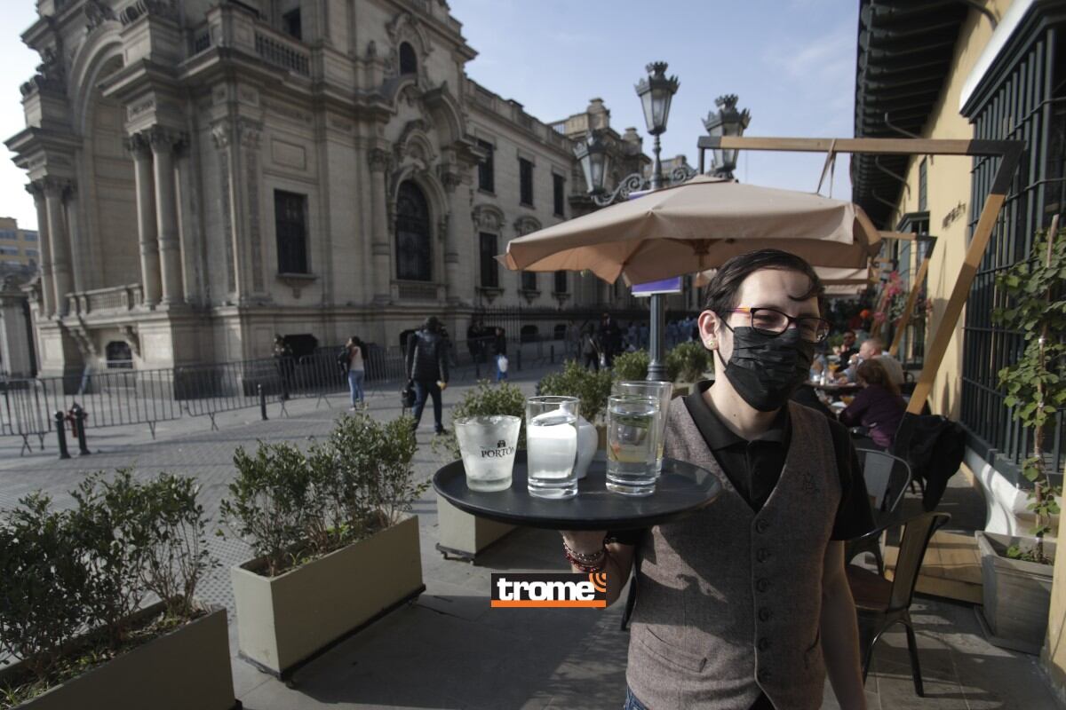Turistas y comerciantes contentos por el retiro de las rejas en la Plaza de Armas. (Isabel Medina / Trome / Renzo Salazar)