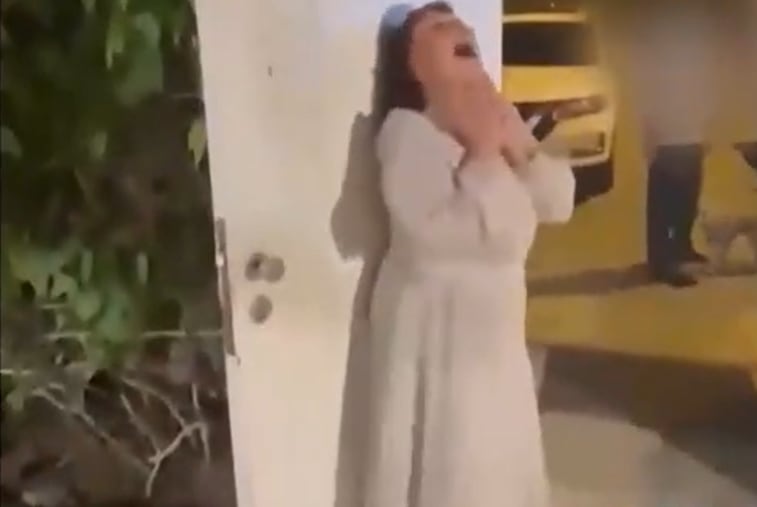 Constanza Traverso Flores pidiendo ayuda a sus vecinos