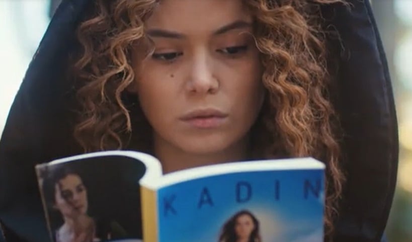 Sirin concentrada en el libro que estaba leyendo, que es el de su hermana Bahar: ‘Mujer’. (Foto: Antena 3)