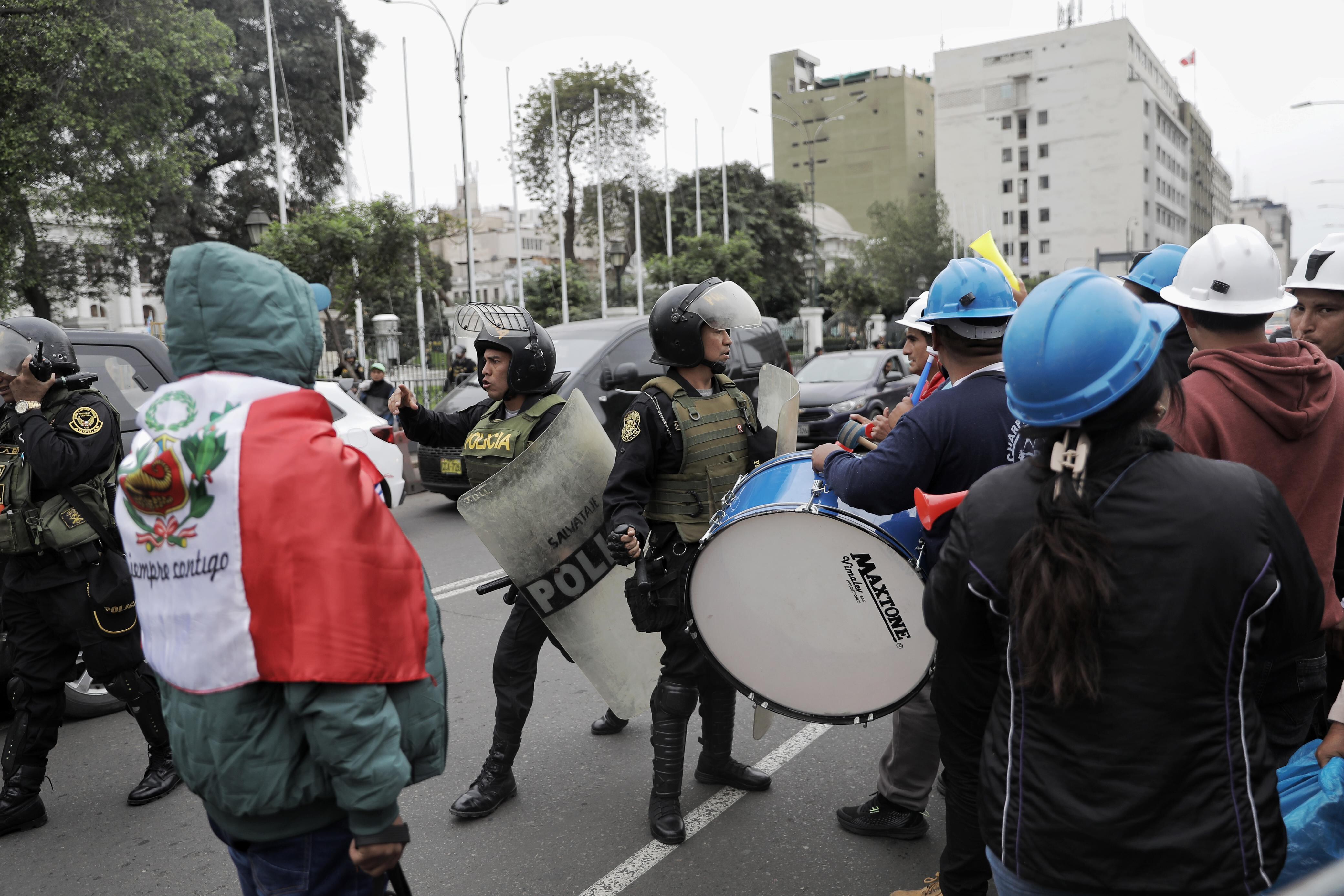 La PNP retiró a los mineros informales que se encontraban en la Avenida Abancay. Foto: GEC.