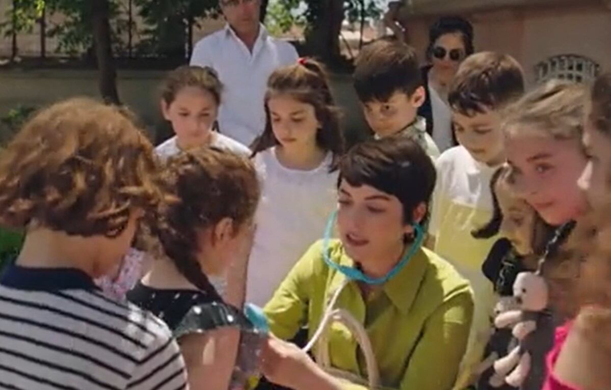 Safiye jugando con los niños en "Inocentes" (Foto: Ezgi Mola/Instagram)
