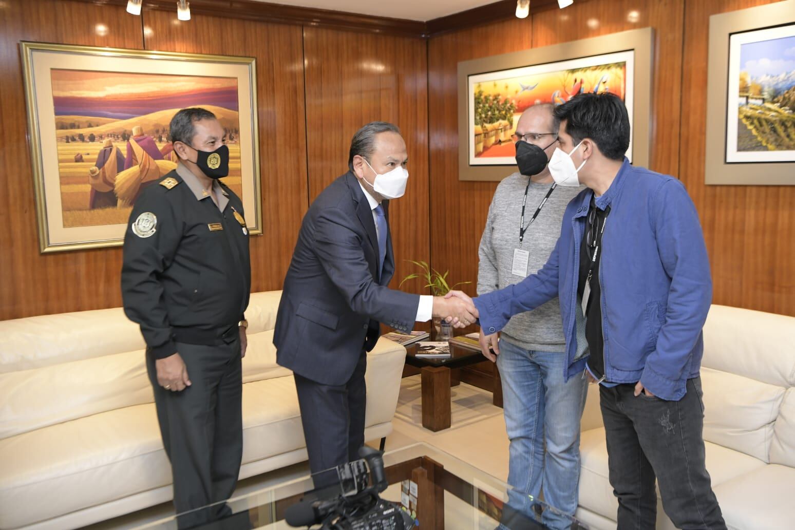 Entregan a periodistas de Cuarto Poder los equipos recuperados en Cajamarca. Foto: Mininter