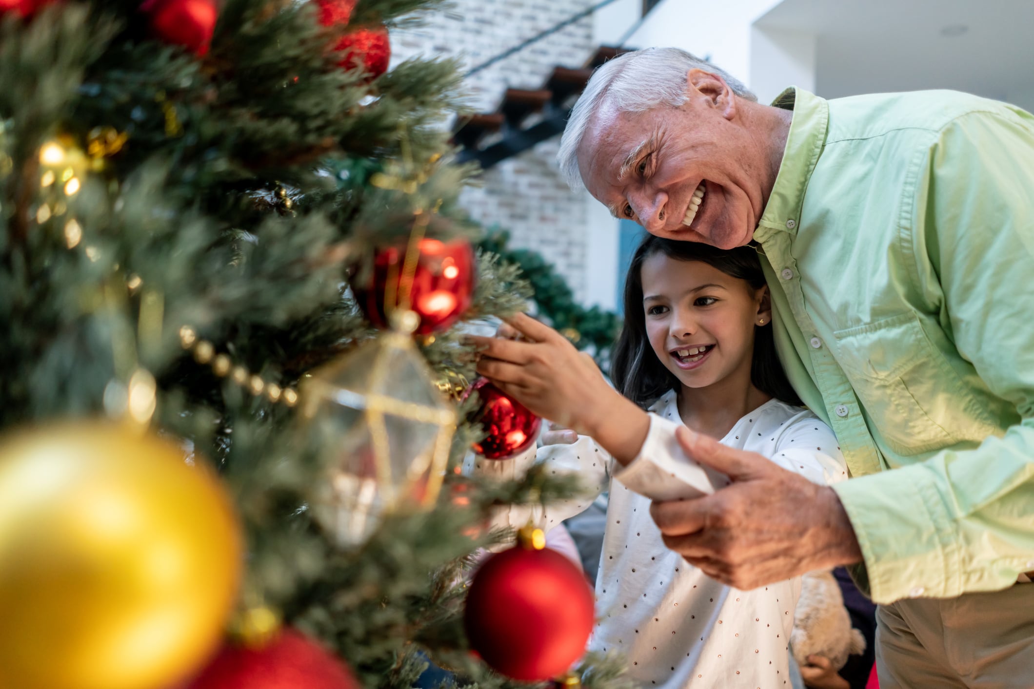 Conversa con tu abuelo y pregúntale cómo se siente y qué actividades le gustaría hacer por fin de año. Invítalo a participar de forma amable y sin presiones.