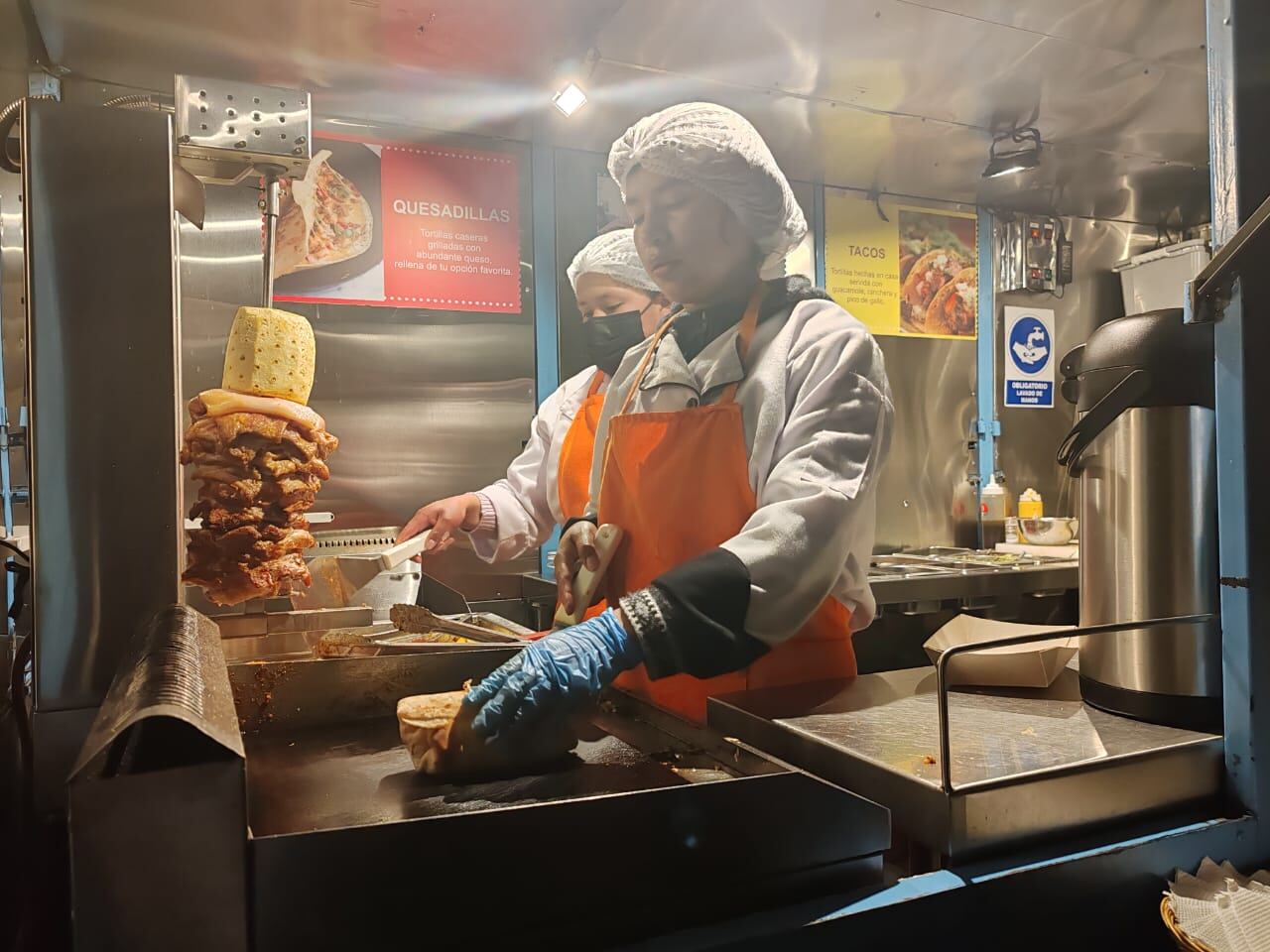 Sus trabajadores están muy comprometidos para hacer crecer la marca. Foto: Katty Gines.