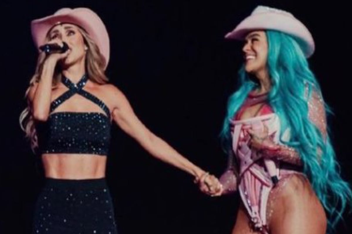 La cantante Karol G y la ex "RBD" Anahí vistieron looks muy parecidos durante el concierto de la 'Bichota' en México. (Foto: Anahí/Instagram)