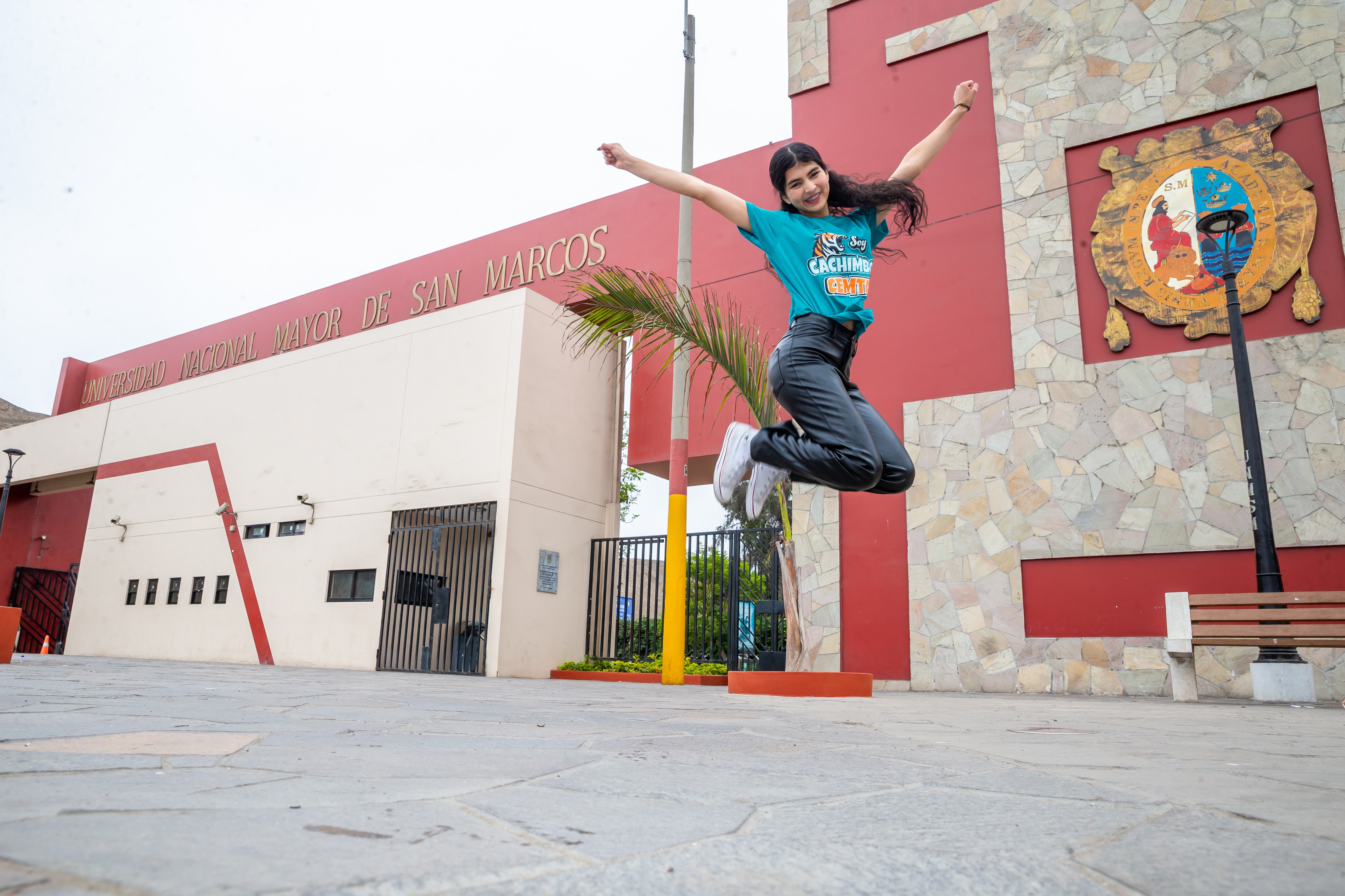 Fabiana Páez Maurera en los exteriores de San Marcos, universidad a la que ingresó para estudiar Administración de Turismo. Foto: Allen Quintana