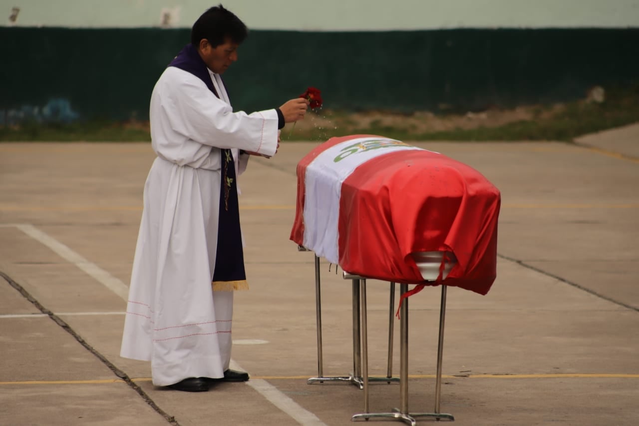 Efectivos policiales velaron cuerpo del Suboficial PNP que fue disparado y calcinado por una turba en Juliaca. El acto se llevó a cabo en Cusco, región natural del efectivo.