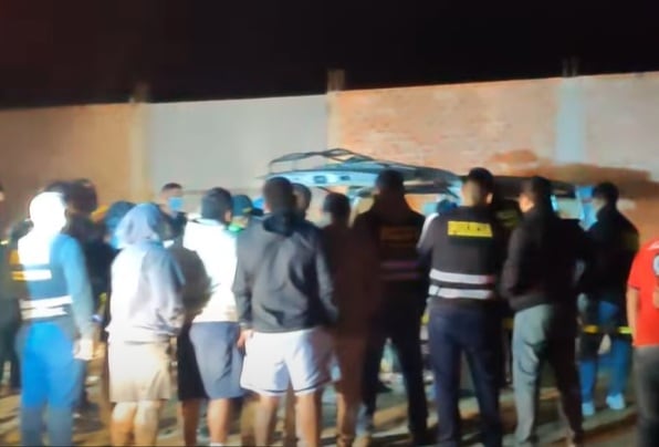 Cuerpos fueron abandonados en minivan en la Panamericana Sur. (Redes sociales)