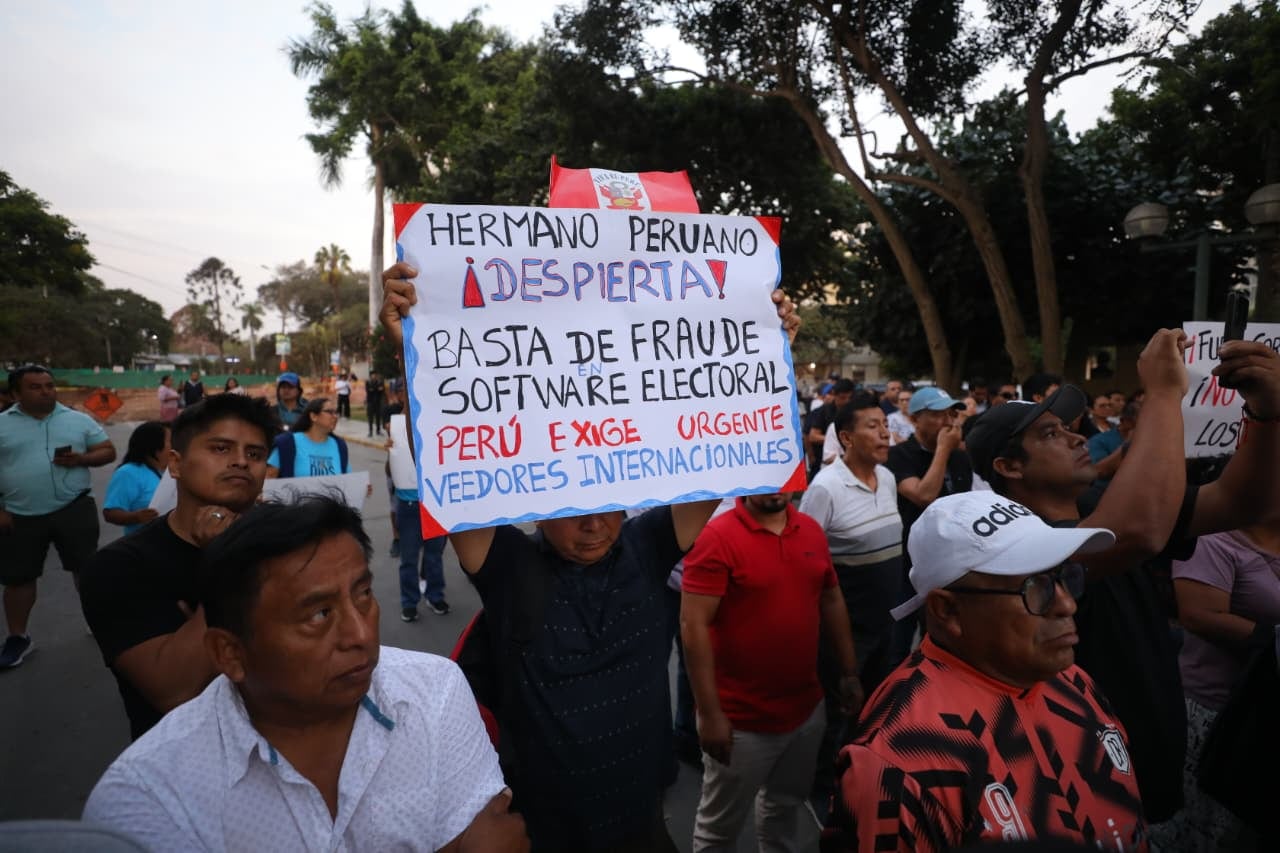 Miles de peruanos se sumaron a los pedidos de elecciones complementarias, las cuales fueron rechazadas por el JNE. (Foto: Antonio Melgarejo/ @photo.gec)