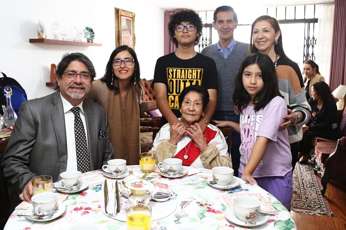 Doña Regina recibió la visita del alcalde de Miraflores, Carlos Canales. Compartieron un desayuno por sus 102 años. (Municipalidad de Miraflores / Trome).