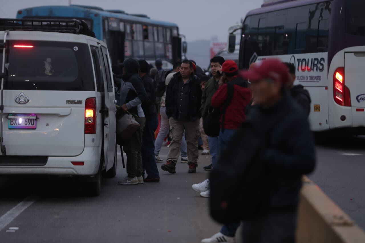 Paradero Puente Santa Anita en el día de Apagado de Motores, paro convocado por el sindicato de transporte público de Lima trás los recientes atentados contra choferes de este sector.
Fotos: Julio Reaño/@photo.gec