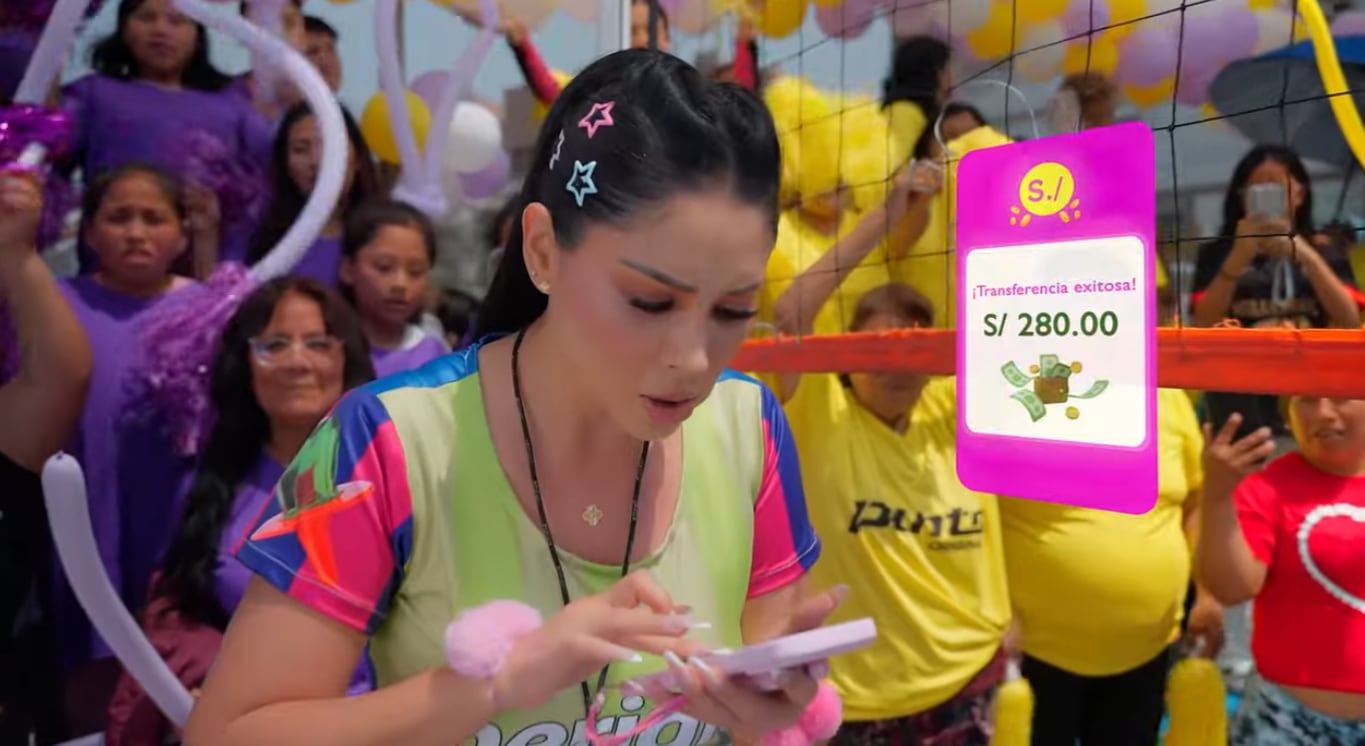 Pamela Franco y Christian Cueva recrean el yape de 280 soles en el videoclip del tema 'El perro del hortelano'.