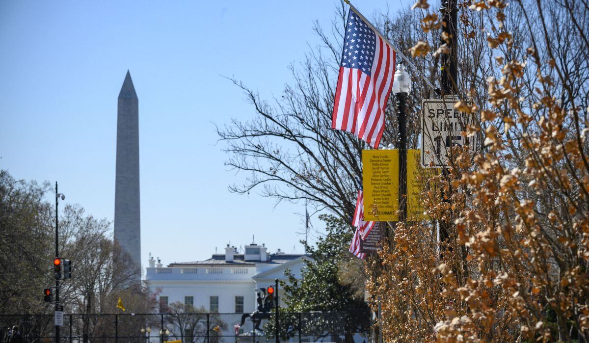 El sueño de muchos ciudadanos del mundo es conseguir la residencia permanente en USA mediante la Lotería de Visas 2023. En la imagen, las banderas de Estados Unidos en postes de Black Lives Matter Plaza junto a la Casa Blanca el 22 de marzo de 2021 en Washington, DC. (Foto: Eric Baradat / AFP)