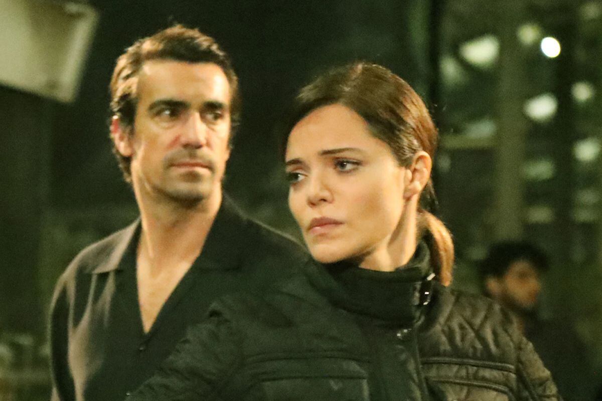 Hilal Altınbilek como Züleyha y Ibrahim Çelikkol como Mehmet en la telenovela turca "Tierra amarga" (Foto: Tims & B Productions)