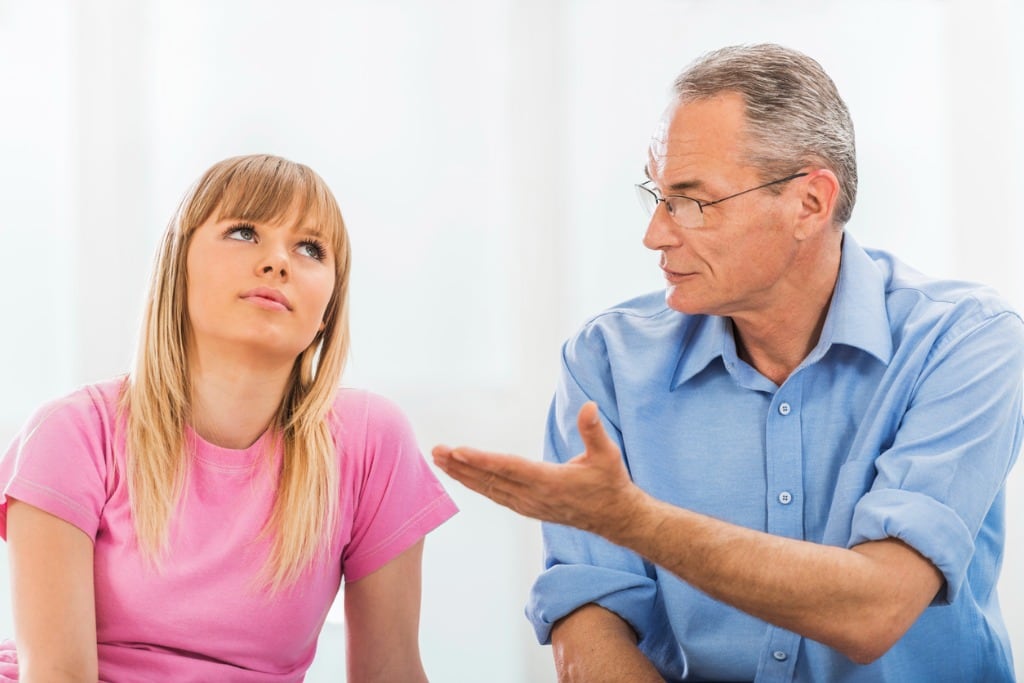 Hija cansada de los sermones de papá. Foto: ¡Stock.