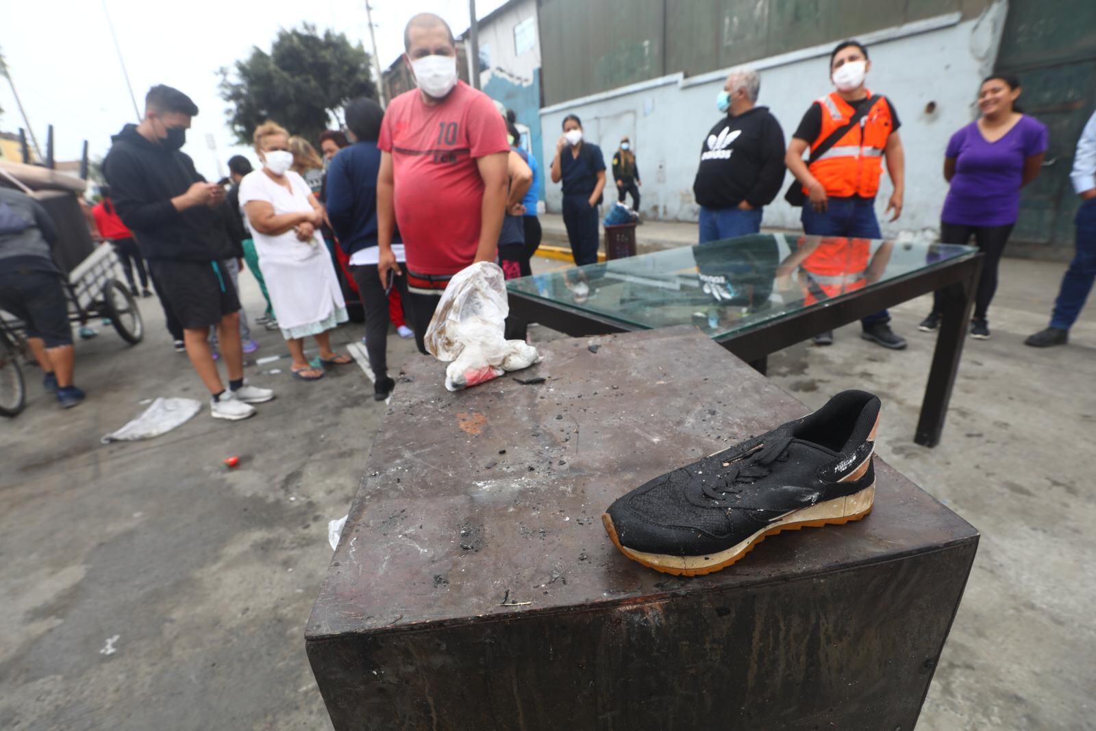 Los propietarios y sus familiares se salvaron al salir en pijamas o short y polos. Otros arriesgaron sus vidas para rescatar muebles, colchones, ropa o algo de valor. Foto: Gonzalo Córdova (Trome / Grupo El Comercio)