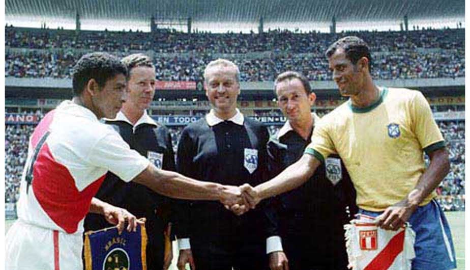 Héctor Chumpitaz y Carlos Alberto, capitanes de sus respectivas selecciones. (Foto: Getty Images)