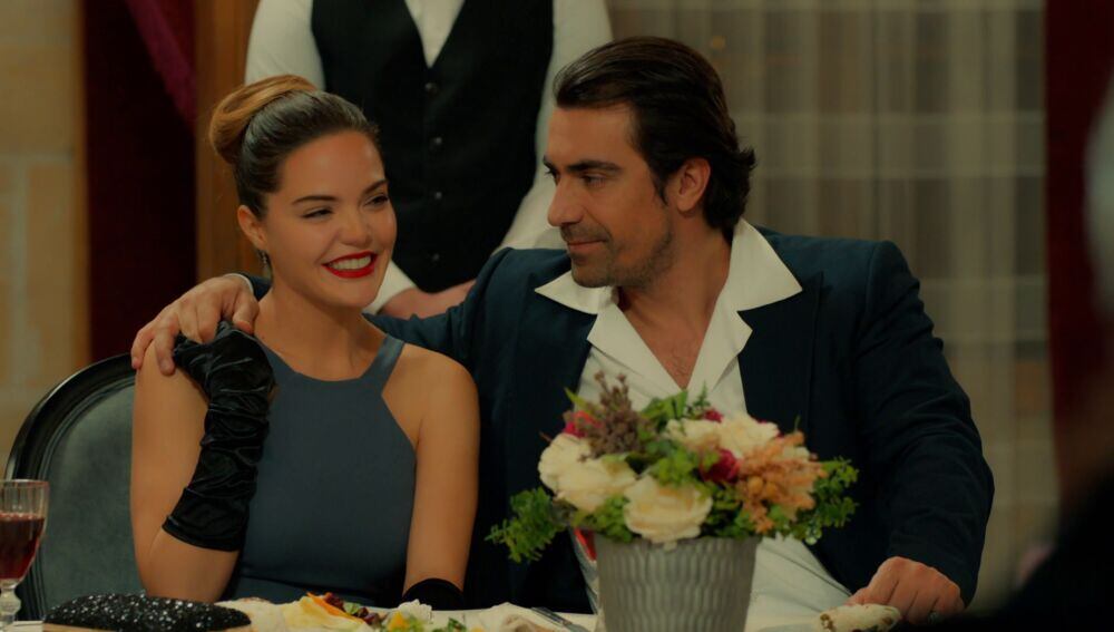 Züleyha y Mehmet ganan la subasta a Çolak en "Tierra amarga" (Foto: Tims & B Productions)