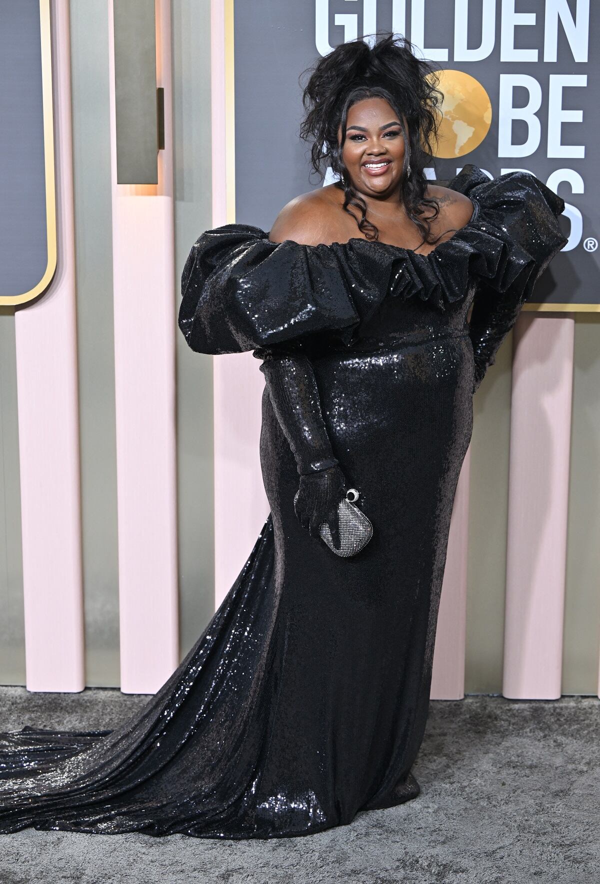 La comediante Nicole Byer en los Globos de Oro. (Foto: AFP).