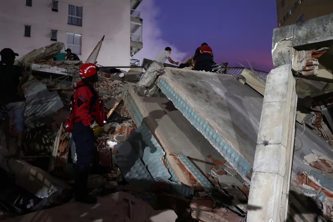 Integrantes del Cuerpo de Bomberos realizan labores de rescate este miércoles en Caracas, Venezuela, tras dos fuertes terremotos que sacudieron el Caribe venezolano con apenas 39 segundos de diferencia. (EFE/ Ronald Peña R).