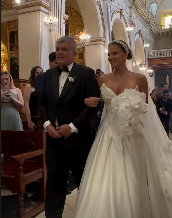 Alejandra Baigorria ingresó a la iglesia del brazo de su padre