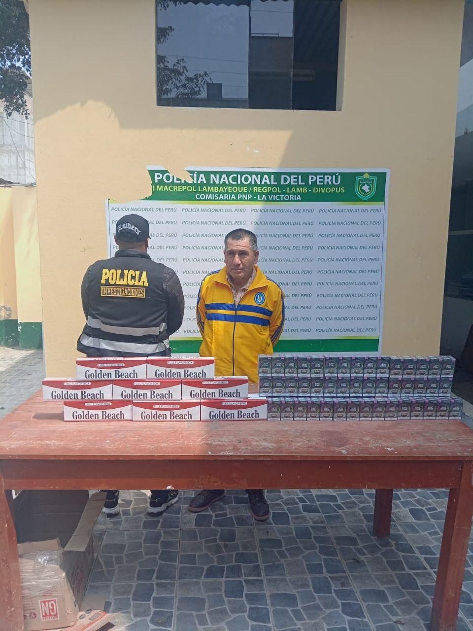 Esta persona tenía miles de cigarrillos de contrabando y fue intervenido por la Policía.