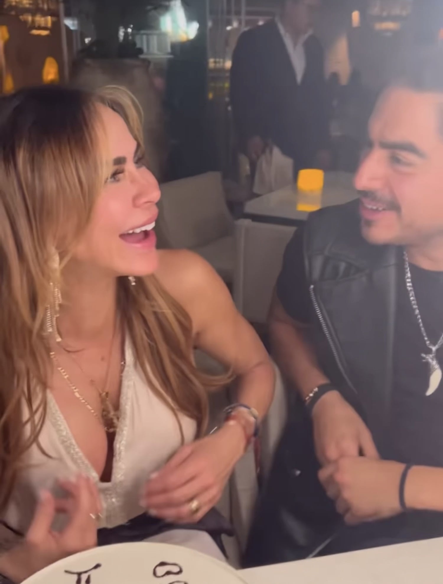 Aylín Mujica y Rey Grupero en un restaurante en México (Foto: Rey Grupero/ Instagram)