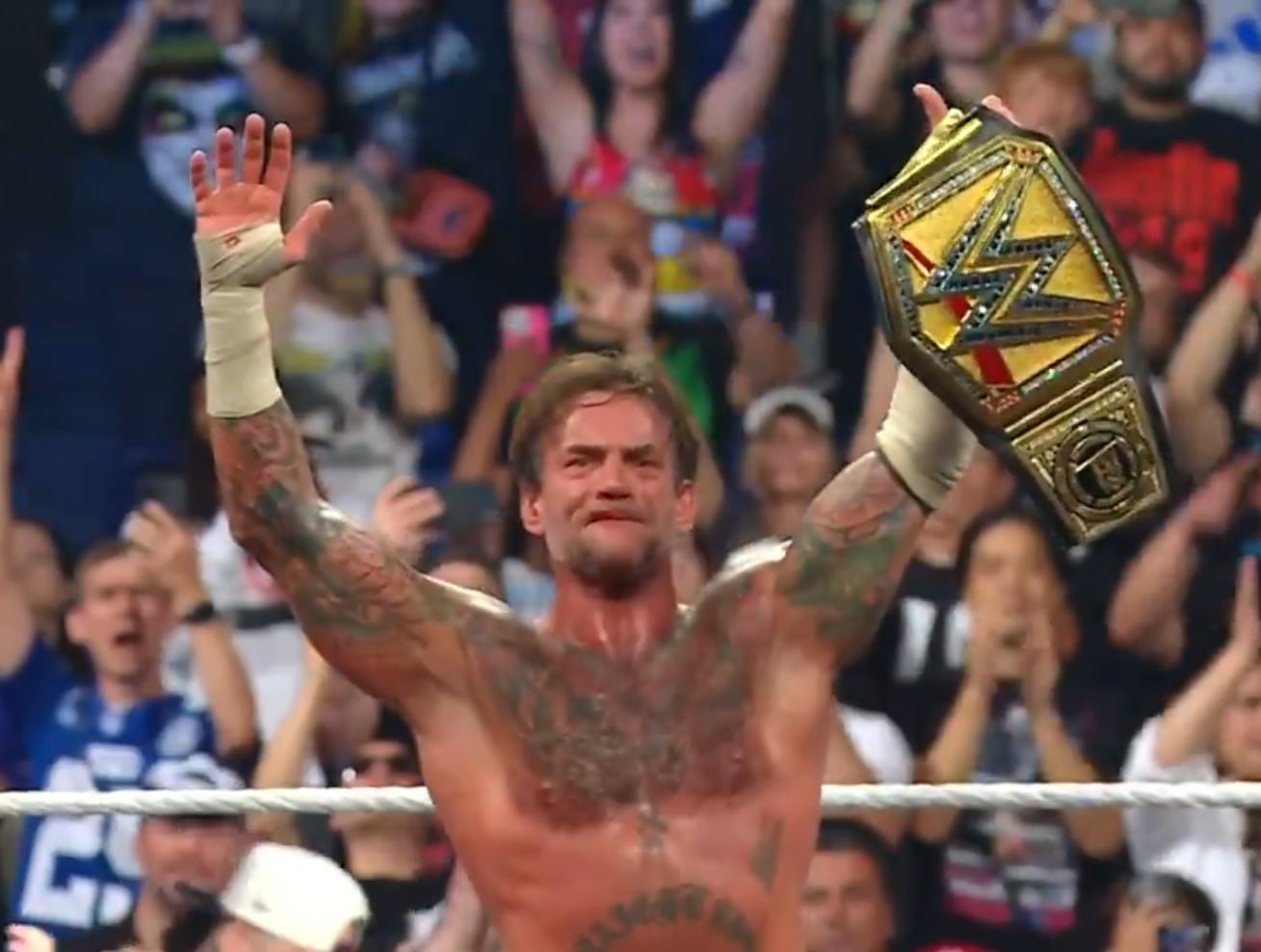 CM Punk venció a Sami Zayn y conquistó el Campeonato Indiscutido de WWE. (Captura WWE YouTube)