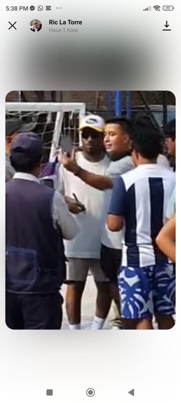 Jefferson Farfán tomándose fotos con hinchas.