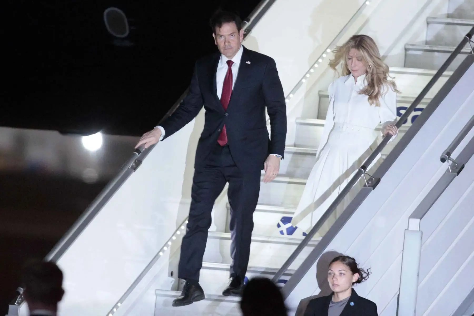 mericana.
El secretario de Estado de Estados Unidos (EE.UU.), Marco Rubio, es un trumpista una trae una agenda para frenar a la presencia de China en la región. Acá, a su llegada de Lima, junto a su esposa. Foto: ANDINA/Vidal Tarqui.