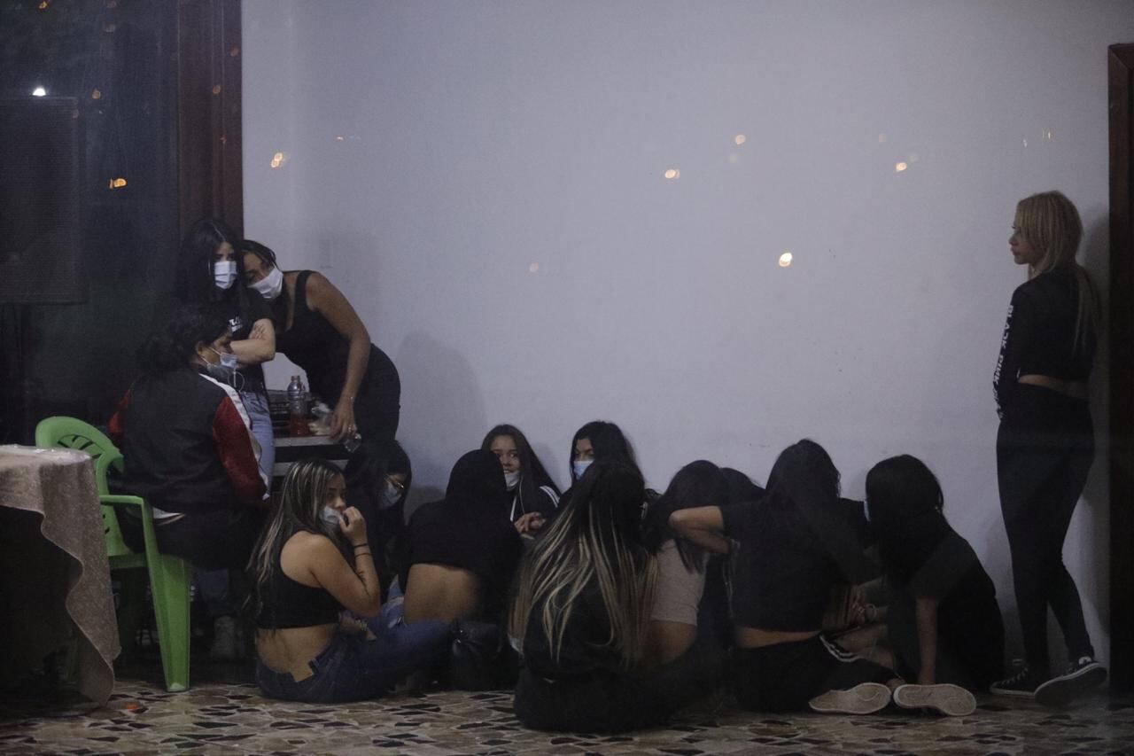 Indicó que entre los intervenidos figuran siete ciudadanos peruanos (5 hombres y dos mujeres), y los demás son 31 varones y 23 mujeres de nacionalidad venezolana. En imágenes difundidas por el matinal se mostró que los intervenidos no portaban mascarillas. (Foto: Joel Alonzo/ @photo.gec)