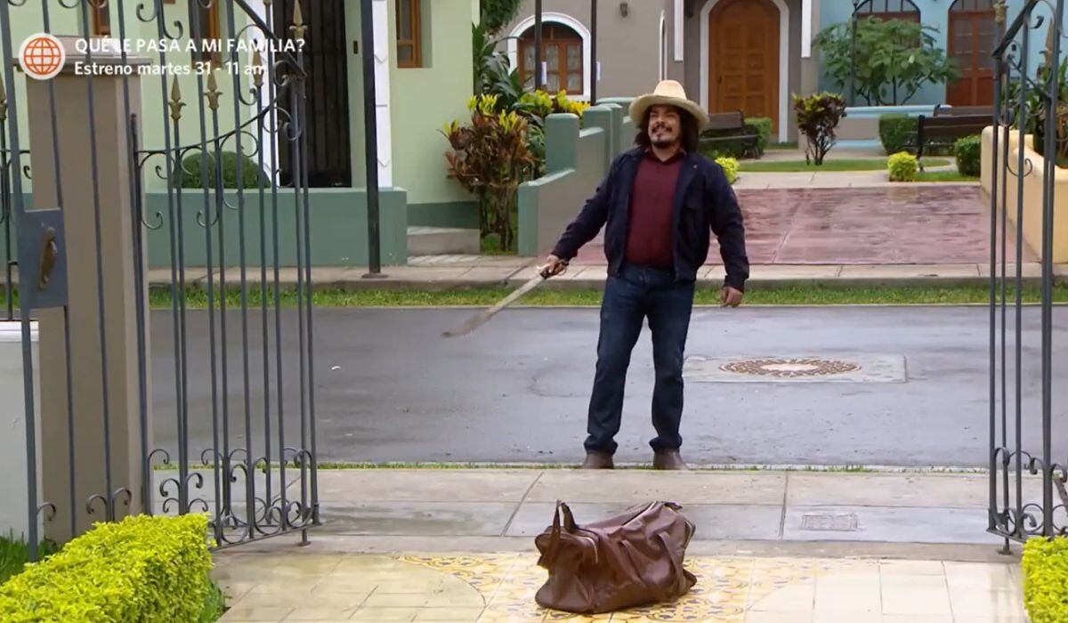 Oliverio saca su machete para utilizarlo en el jardín de Malena (Foto: América TV)