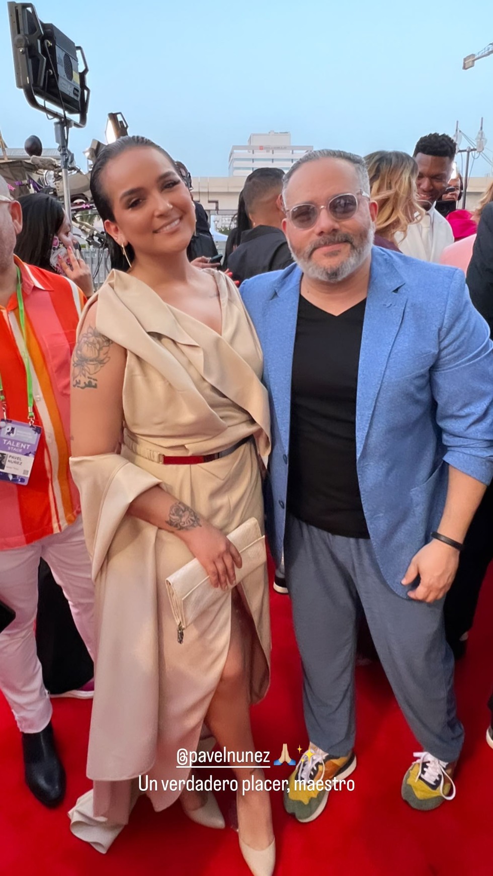 Daniela Darcourt aprovechó la alfombra roja de los Premios Juventud para tomarse fotografías con las celebridades. (Foto: @danieladarcourtoficial).