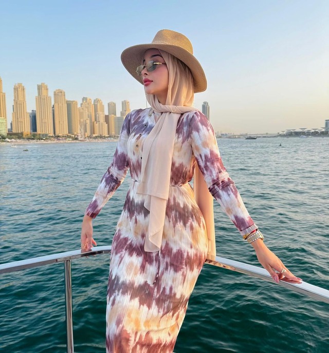 Douha Laribi, la millonaria tiktoker que es pareja del influencer peruano 'Cañita'.