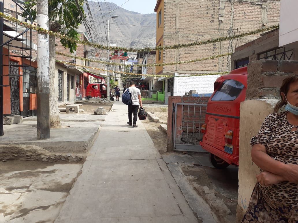 Jorge Luis Astete Cano (32), conocido como ‘coquito’, fue atacado ferozmente por tres delincuente que lo corretearon e hirieron de un balazo para robarle un celular. (fotos: Mónica Rochabrum/Trome)
