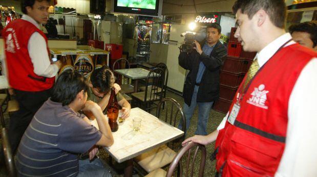Inspectores del Jurado Nacional de Elecciones durante operativo para hacer cumplir la ley seca (Foto: GEC)