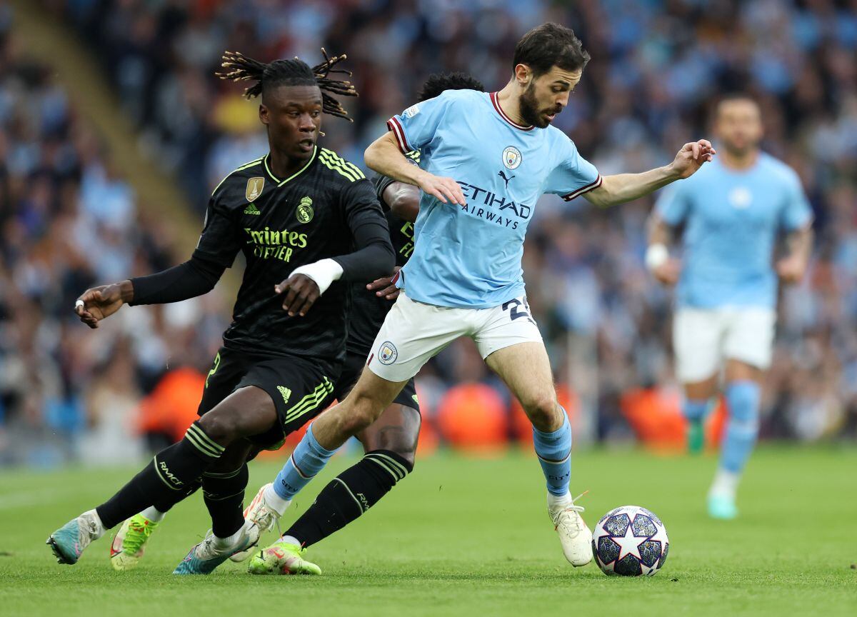 Bernardo Silva fue una de las figura del partido con dos goles. Aquí supera a Camavinga. Goleó el City 4-0 al Real Madrid. (Foto: AFP)