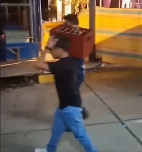 Asistentes saquearon todos los puestos de cerveza. (Redes sociales)