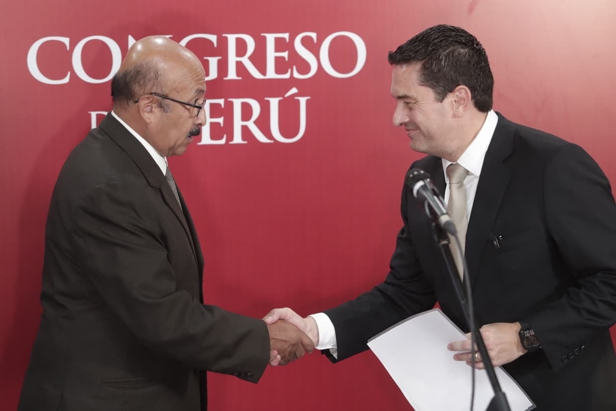 Miguel Torres y Oscar Reto estrecharon las manos al culminar la conferencia conjunta que dieron desde la sala Luna Pizarro del Parlamento. (Fotos: Julio Reaño/@photo.gec)