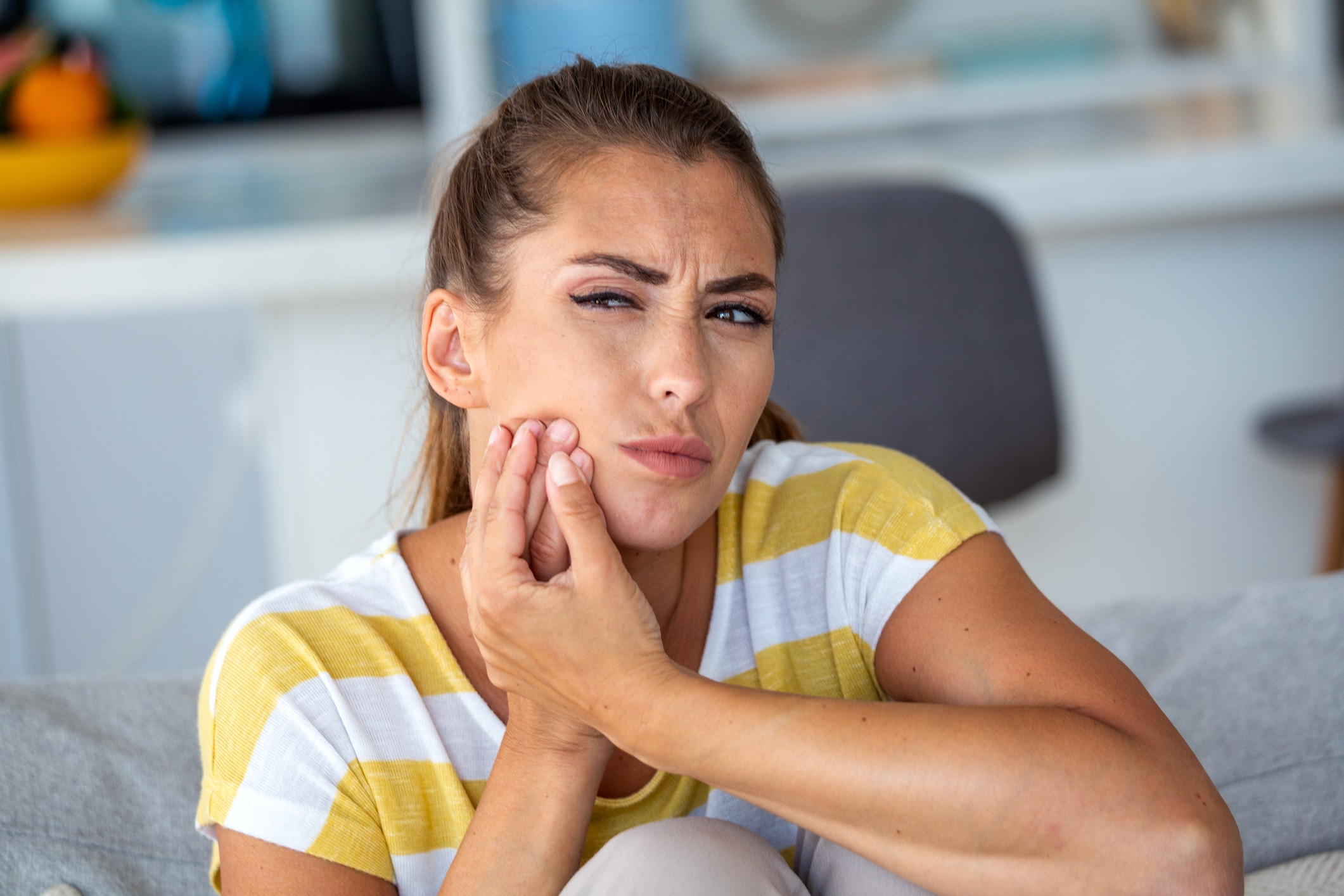 Generalmente, las caries dentales son causadas por una higiene bucal deficiente, un cepillado inadecuado de la lengua y el consumo excesivo de alimentos azucarados. Foto: Istock