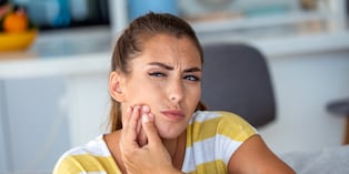 Generalmente, las caries dentales son causadas por una higiene bucal deficiente, un cepillado inadecuado de la lengua y el consumo excesivo de alimentos azucarados. Foto: Istock