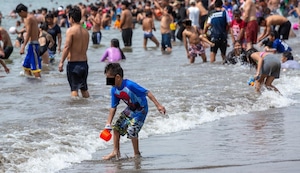 Cientos de bañistas abarrotan playa Agua Dulce en Navidad y disfrutan el día soleado