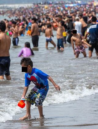 Cientos de bañistas abarrotan playa Agua Dulce en Navidad y disfrutan el día soleado