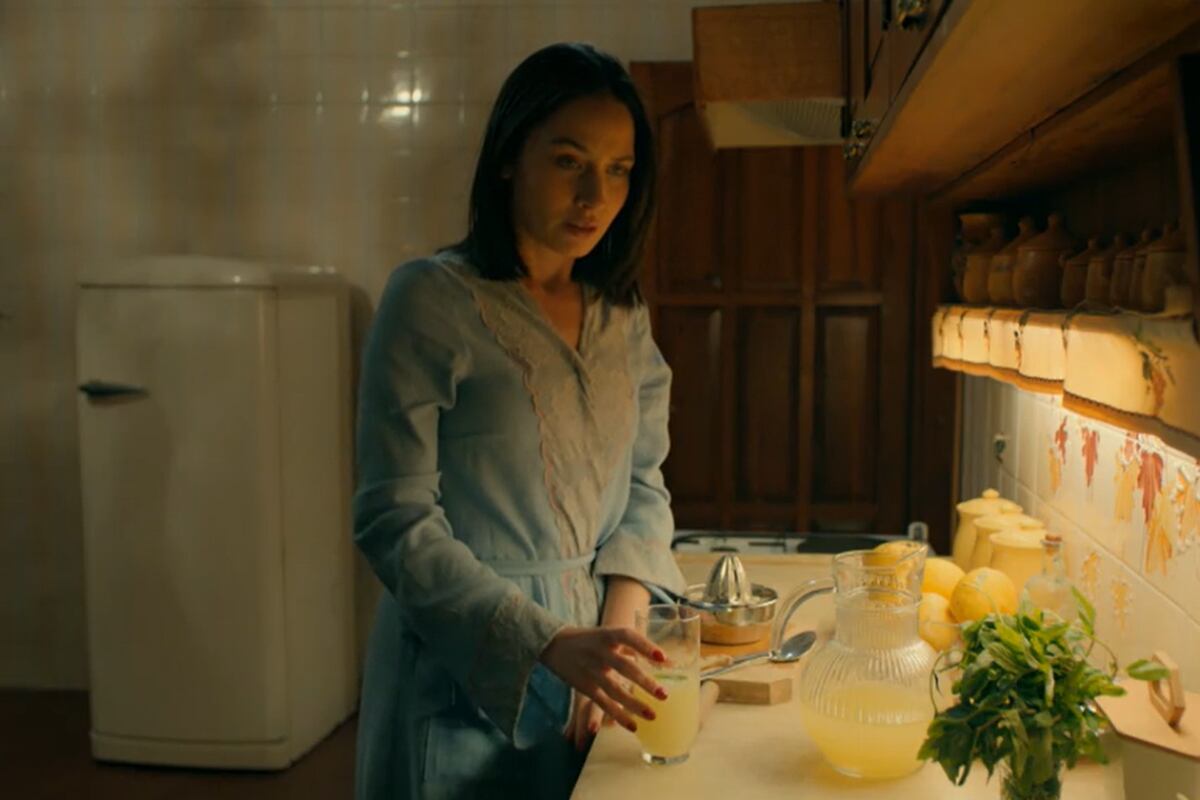 Betül preparándole limonada a su supuesto esposo (Foto: Tims & B Productions)