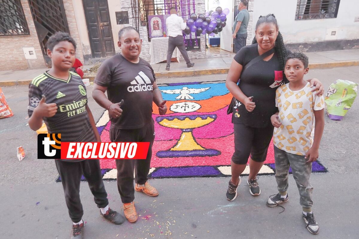 Toda la familia se une para preparar alfombras florales en Semana Santa. Foto: Jesús Saucedo / Trome.